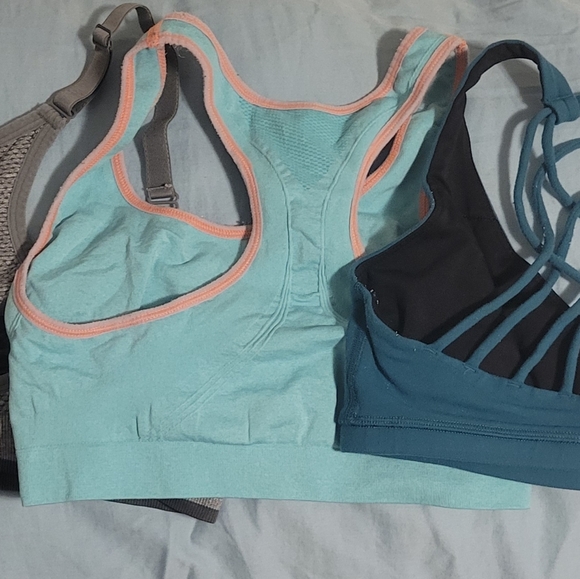 Small sports bra lot - Picture 2 of 2